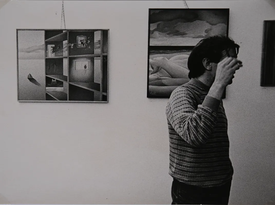 L'artiste peintre cherbourgeois Claude Pesnel pendant une exposition, photo d'époque en noir et blanc
